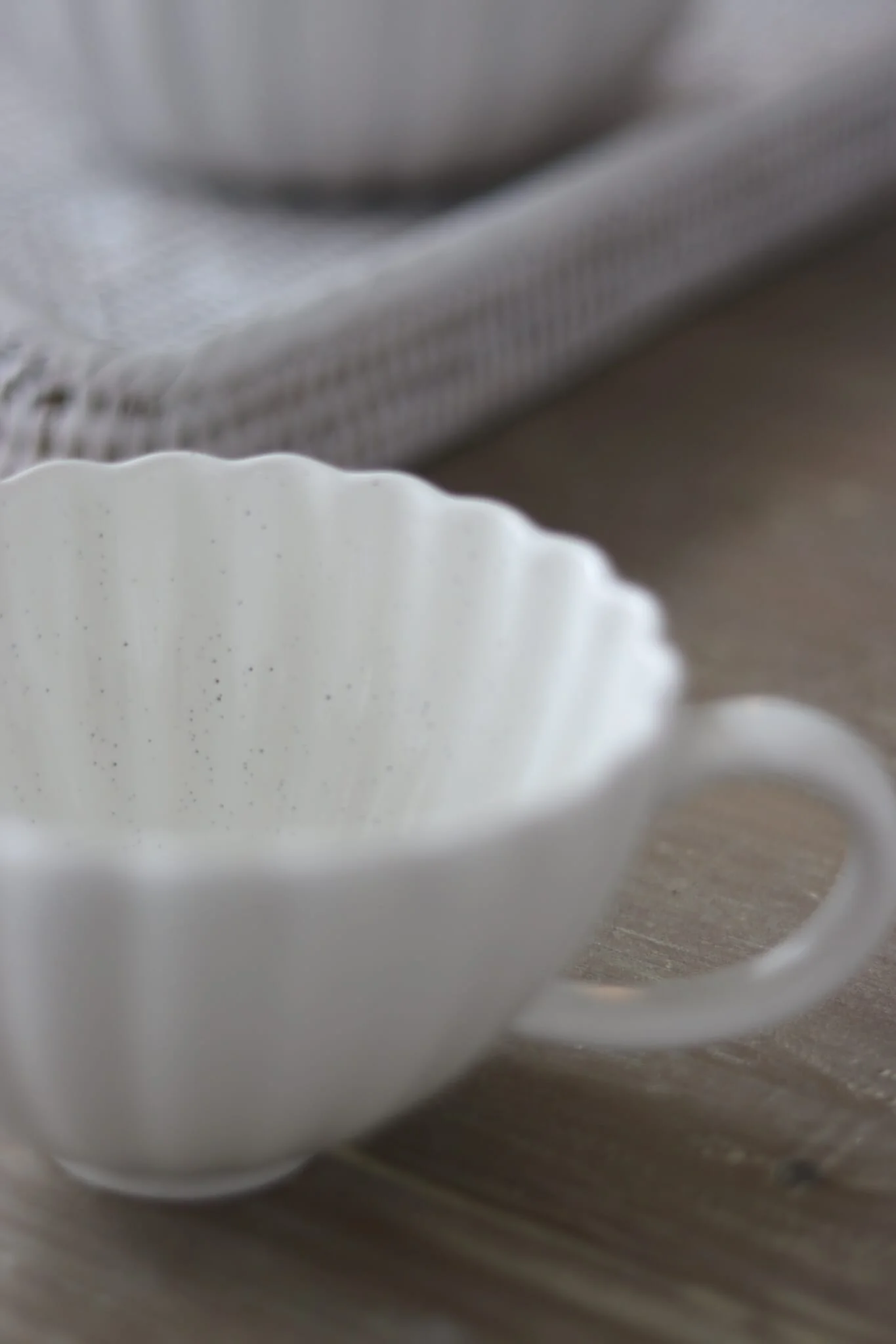 Large Scalloped Mug - Speckled - Image 3