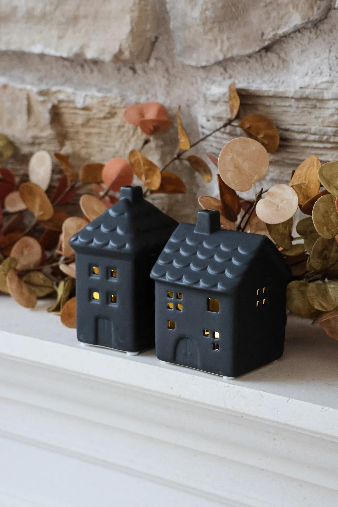 Set of 2 LED Ceramic houses - Matt Black - Image 3
