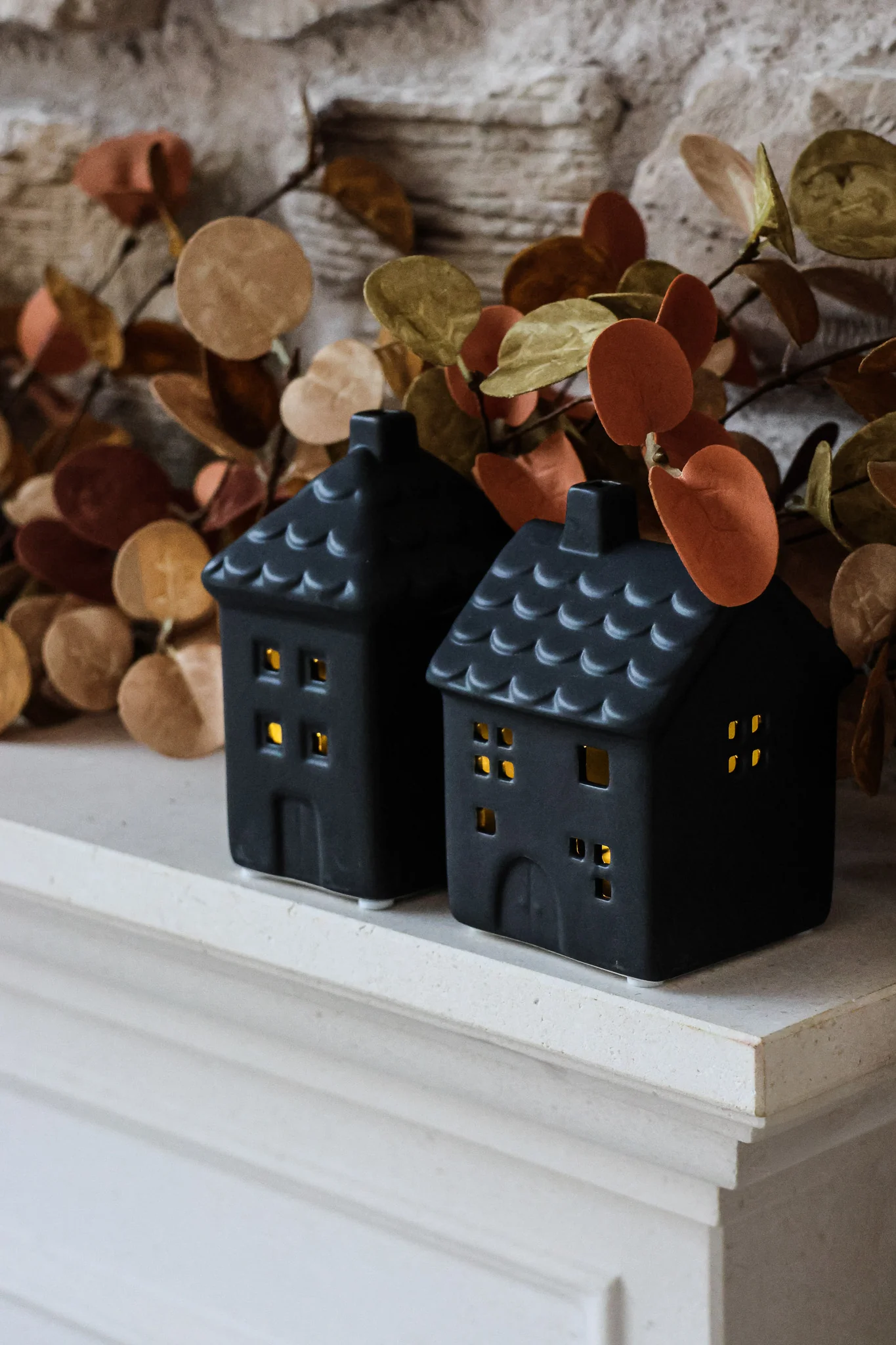 Set of 2 LED Ceramic houses - Matt Black - Image 4