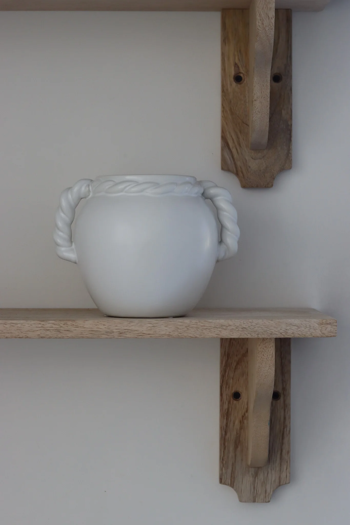 Twisted handled ceramic vase - Image 7